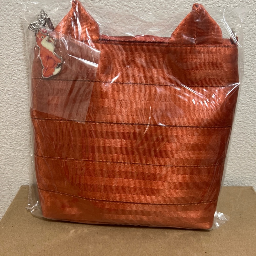 NIP Harveys Seatbelt Crossbody Fox - Picture 2 of 3